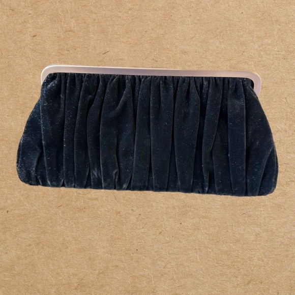 "Mary Kay" Black Velvet Clutch Silver Chain Handle. Pink interior with the logo - Picture 2 of 4